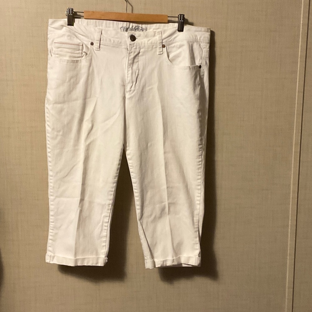 Faded Glory White Capris